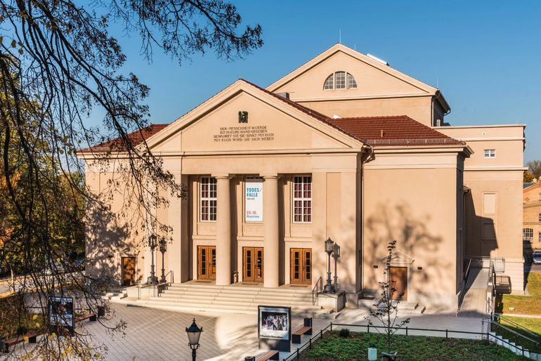 Frontansicht des Theater Orchester Neubrandenburg Neustrelitz 